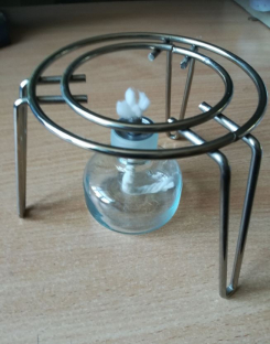 Trīskāju statīvs spirtalampiņām