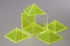 Kubu var sadalīt 6 vienādās piramīdās, šķautnes 120 mm