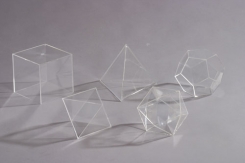 Komplekts no pieciem daudzstūru priekšmetiem.