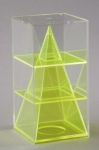 Piramīda ar divu horizontālo šķērsgriezumu atrodas četrstūra prizmā, augstums 150 mm