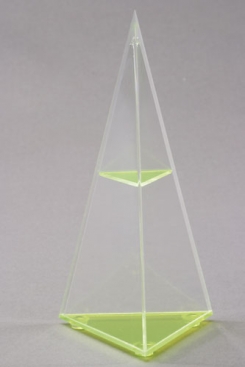 Trīsstūra piramīda ar horizontālo  šķērsgriezumu, augstums 190 mm.