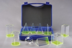 Komplekts no 10 caurspīdīgiem ķermeņiem  koferī.