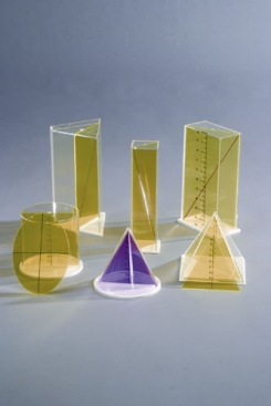 Komplekts no sešiem priekšmetiem ar šķērsgriezumiem.