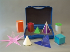 Deviņu priekšmetu komplekts ar iespēju izklāt sānu virsmu, kas atrodas koferī.