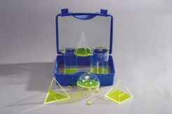 Sešu priekšmetu komplekts ar augstumiem, koferī.