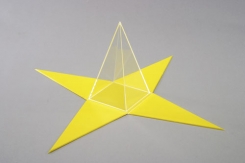 Četrstūra piramīda ar izklājumu, augstums 200 mm.