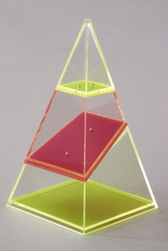 Saliekama četrstūra piramīda ar horizontālu un slīpu šķērsgriezumu, šķautne 200 mm.