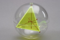 Lodei kurai kvadrāta iekšpusē ir diagonālais virziens, d=120 mm.