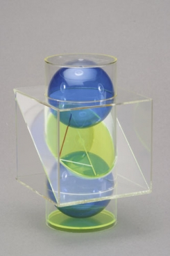 Cilindrs ar šķērsgriezumu elipsi un lode iekšā, augstums 190 mm.