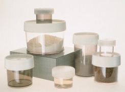 Konteineri ar platu kaklu